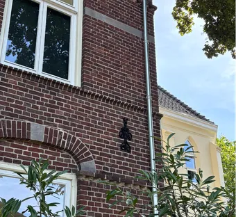oog voor detail mooie nieuwe zinken Hemelwaterafvoeren