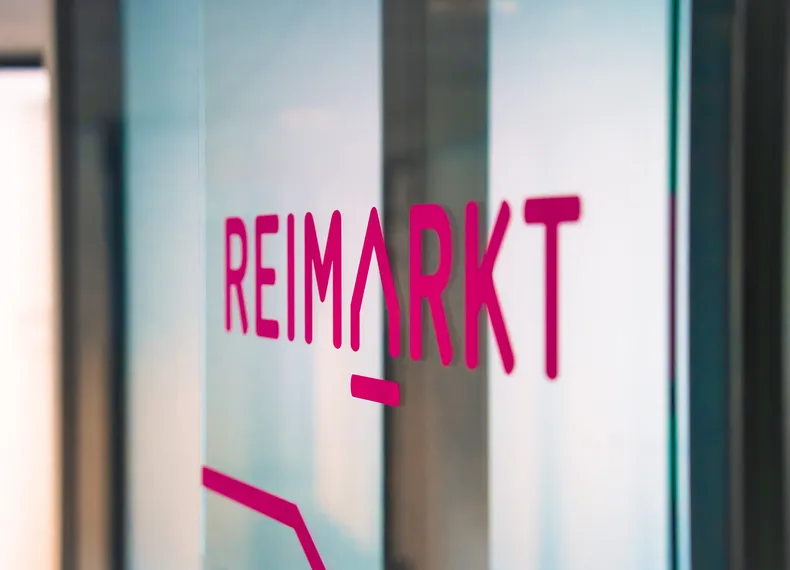 sfeerfoto van het kantoor met logo