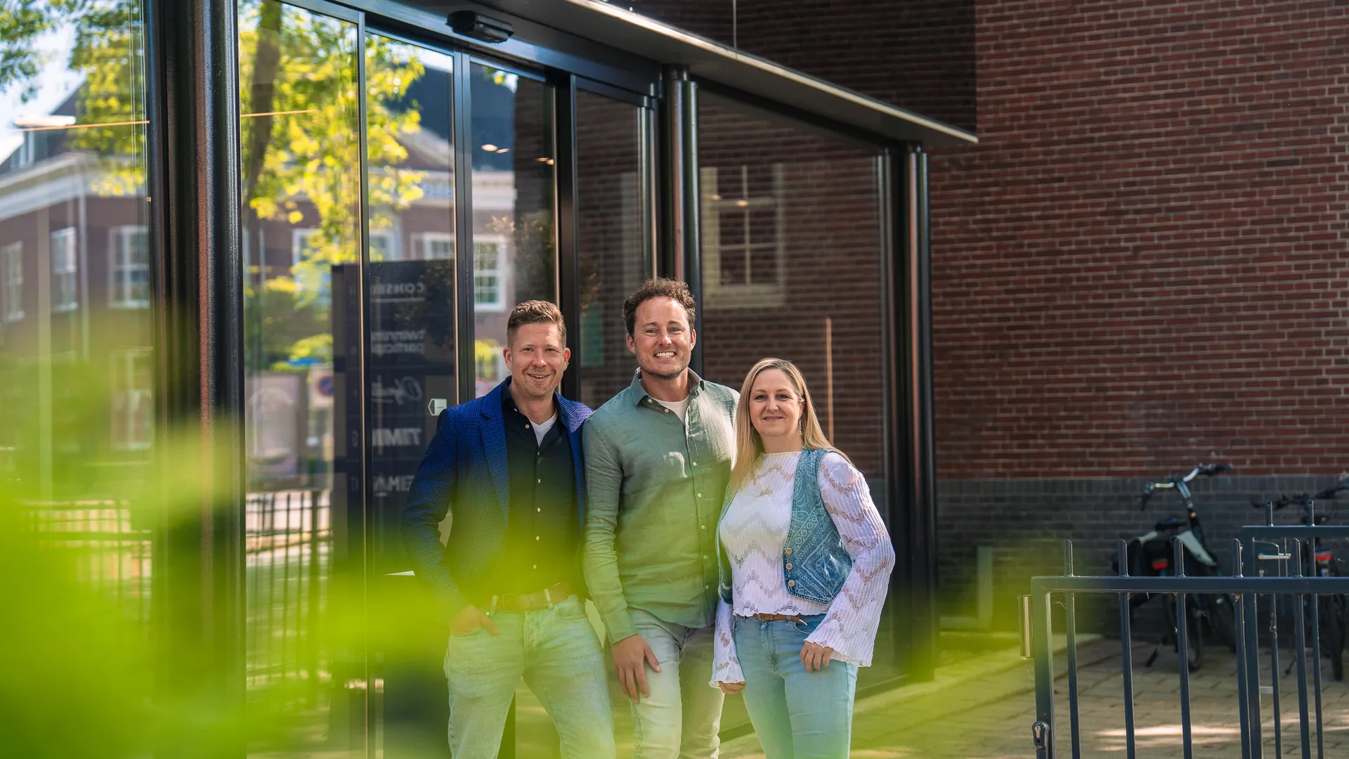 foto van twee mannen en een vrouw buiten voor het bedrijfspand in enschede