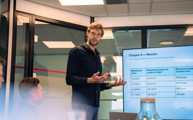 foto van man aan het presenteren in een kantoorruimte