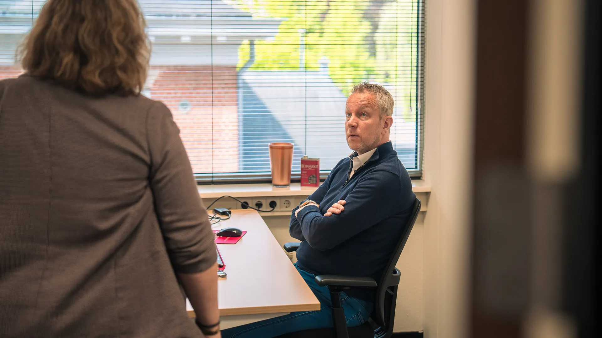 overlegsituatie tussen man en vrouw aan het bureau