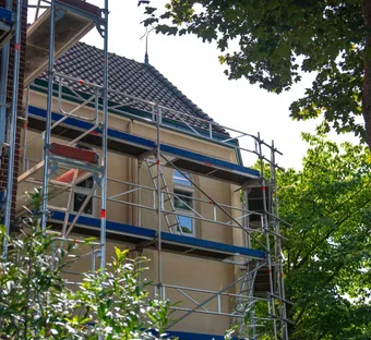 oog voor detail mooie nieuwe zinken Hemelwaterafvoeren