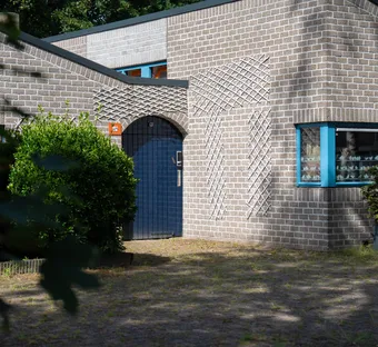 sfeerafbeelding van een huis met blauwe deur en kozijn