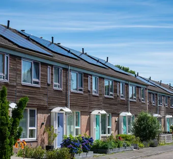 sfeerfoto van een blok rijtjeshuizen met gekleurde deuren