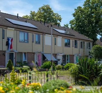 sfeerfoto van een blok rijtjeshuizen met gekleurde deuren