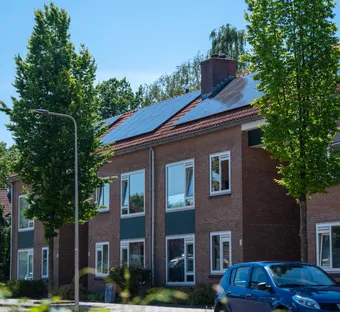 sfeerafbeelding van een straat met blauwe licht en een appartementencomplex