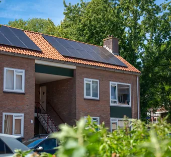 sfeerafbeelding van een straat met blauwe licht en een appartementencomplex