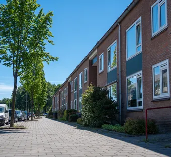 sfeerafbeelding van een straat met blauwe licht en een appartementencomplex