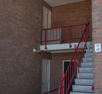 sfeerbeeld van het trappenhuis van een appartementencomplex