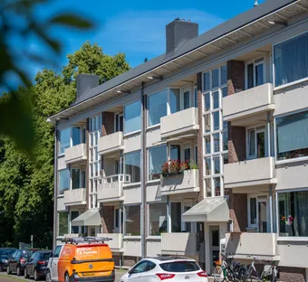 sfeerafbeelding van een straat met blauwe licht en een appartementencomplex