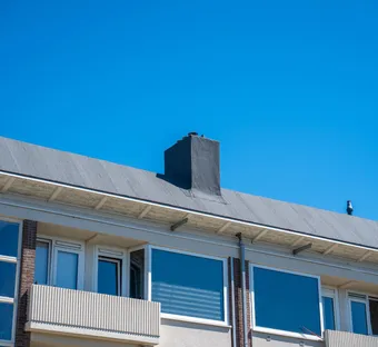 sfeerafbeelding van een straat met blauwe licht en een appartementencomplex