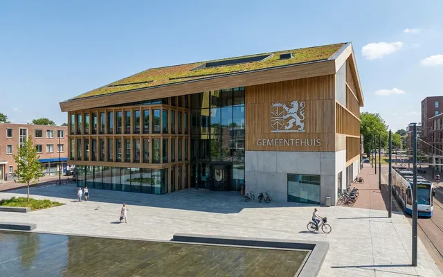 sfeerafbeelding van een gemeentehuis in nederland
