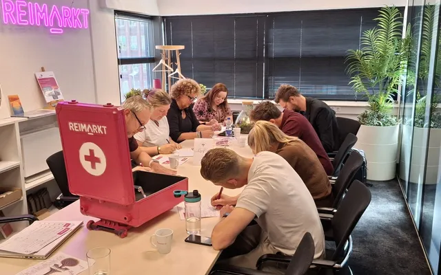 Het team werkt op het kantoor van Reimarkt in Enschede aan een tafel in de vergaderruimte