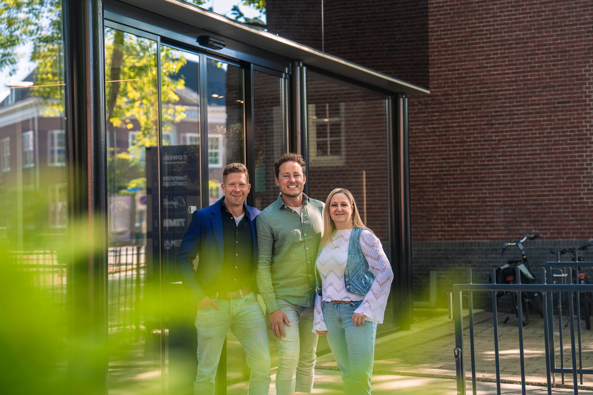 foto van collega's voor het pand in enschede