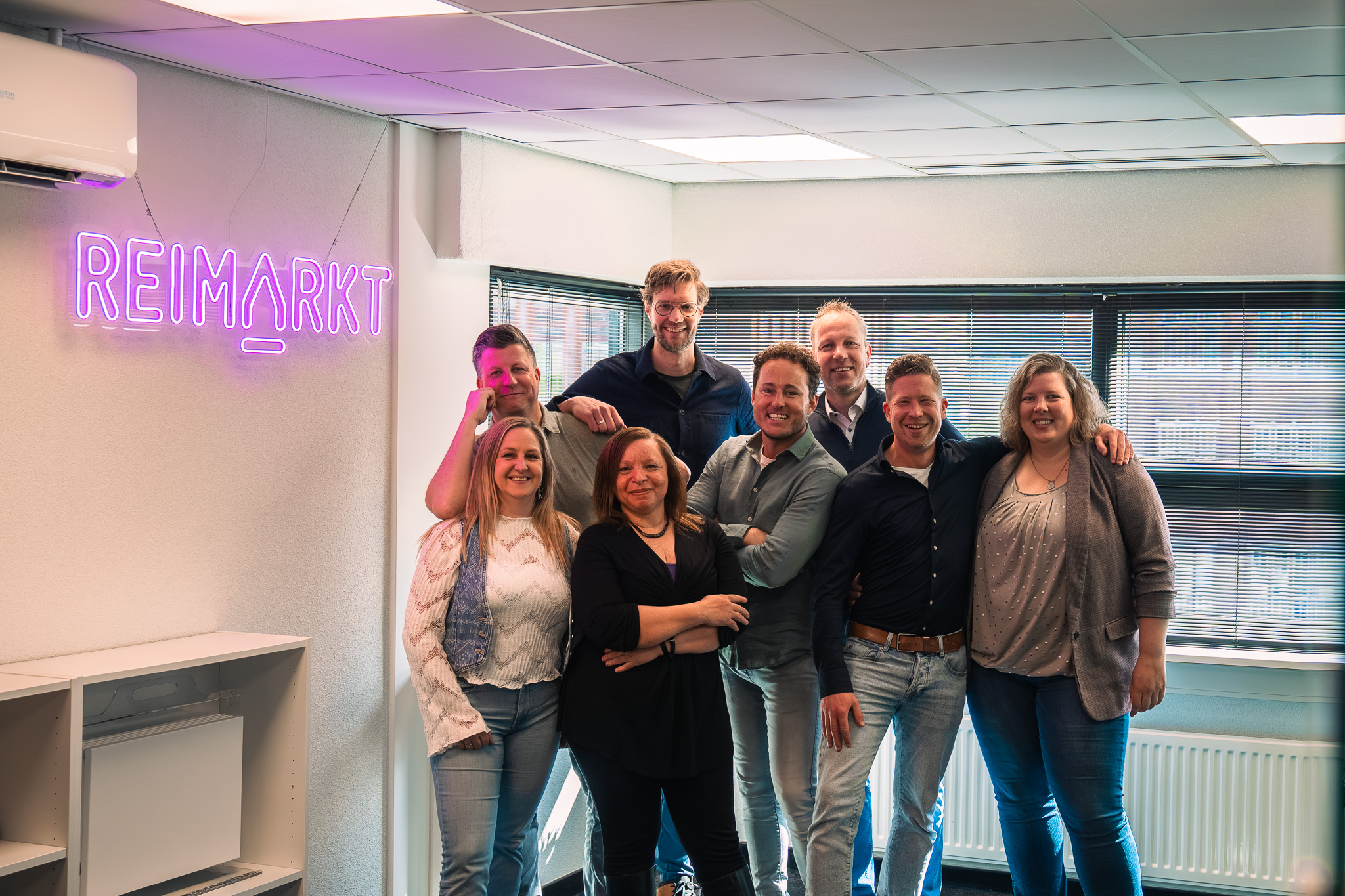 teamfoto van lachende collega's in een kantoorruimte