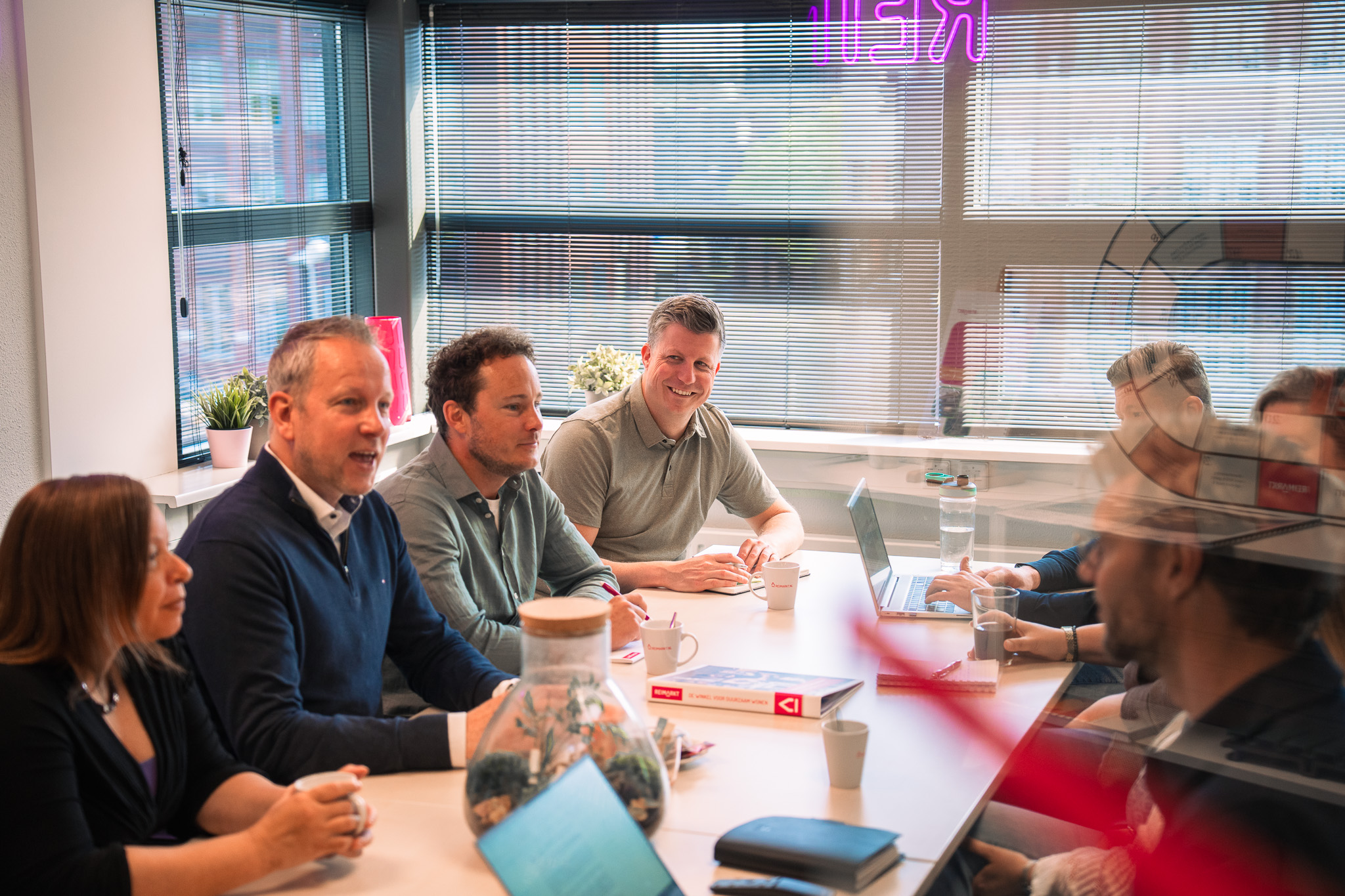kantoorruimte met collega's die aan het lachen zijn