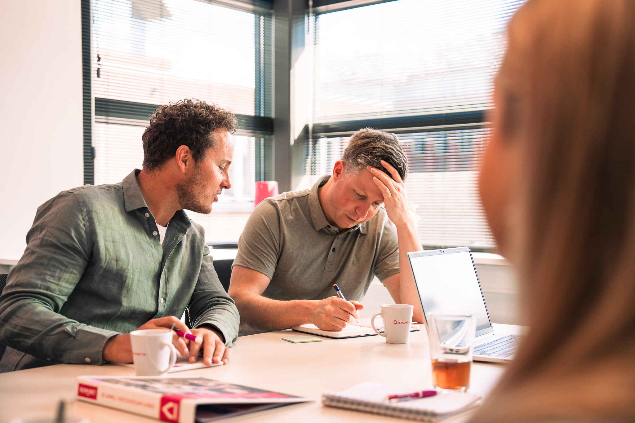 overlegsituatie tussen twee mannen aan een vergadertafel