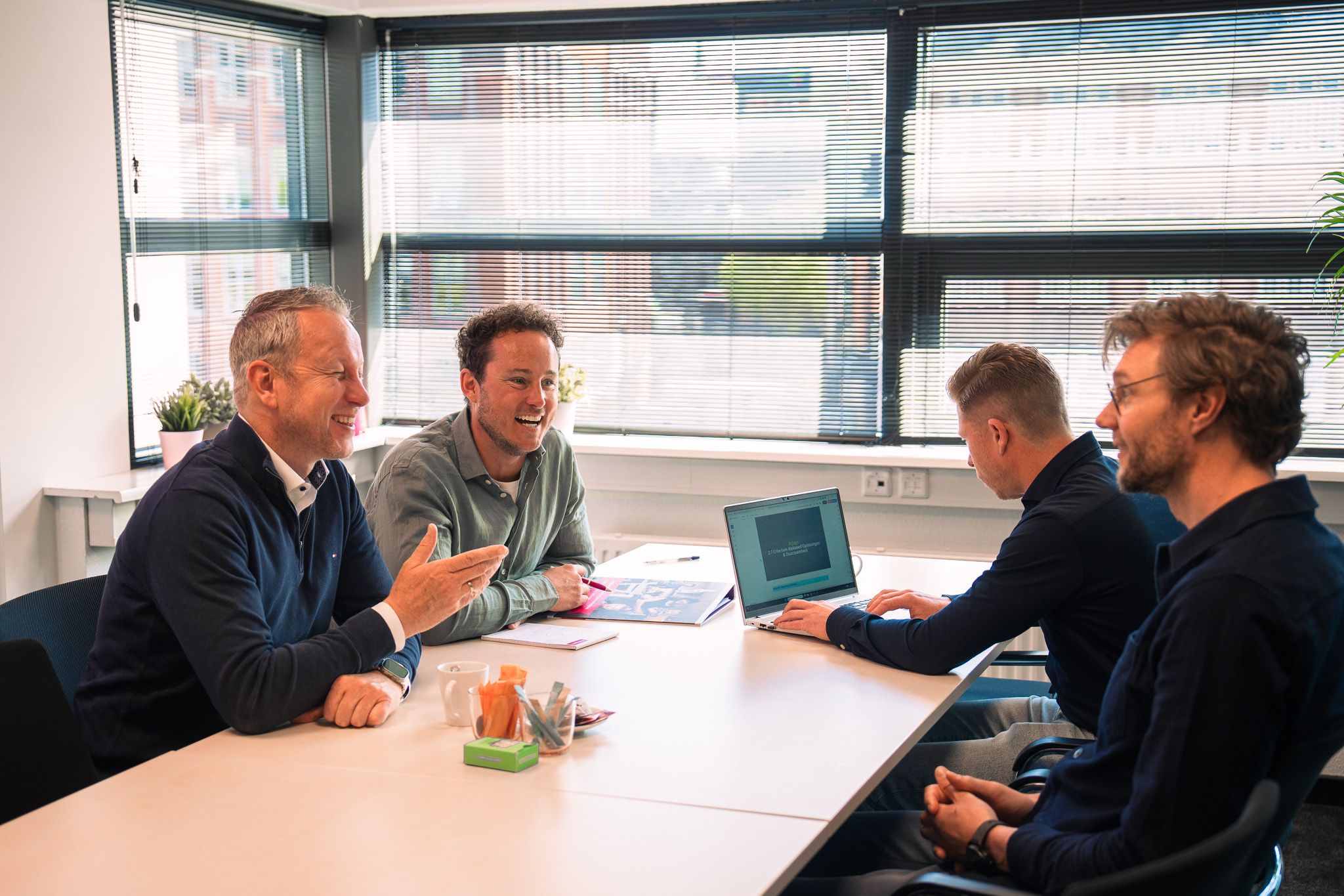 collega's aan het lachen en aan het vergaderen