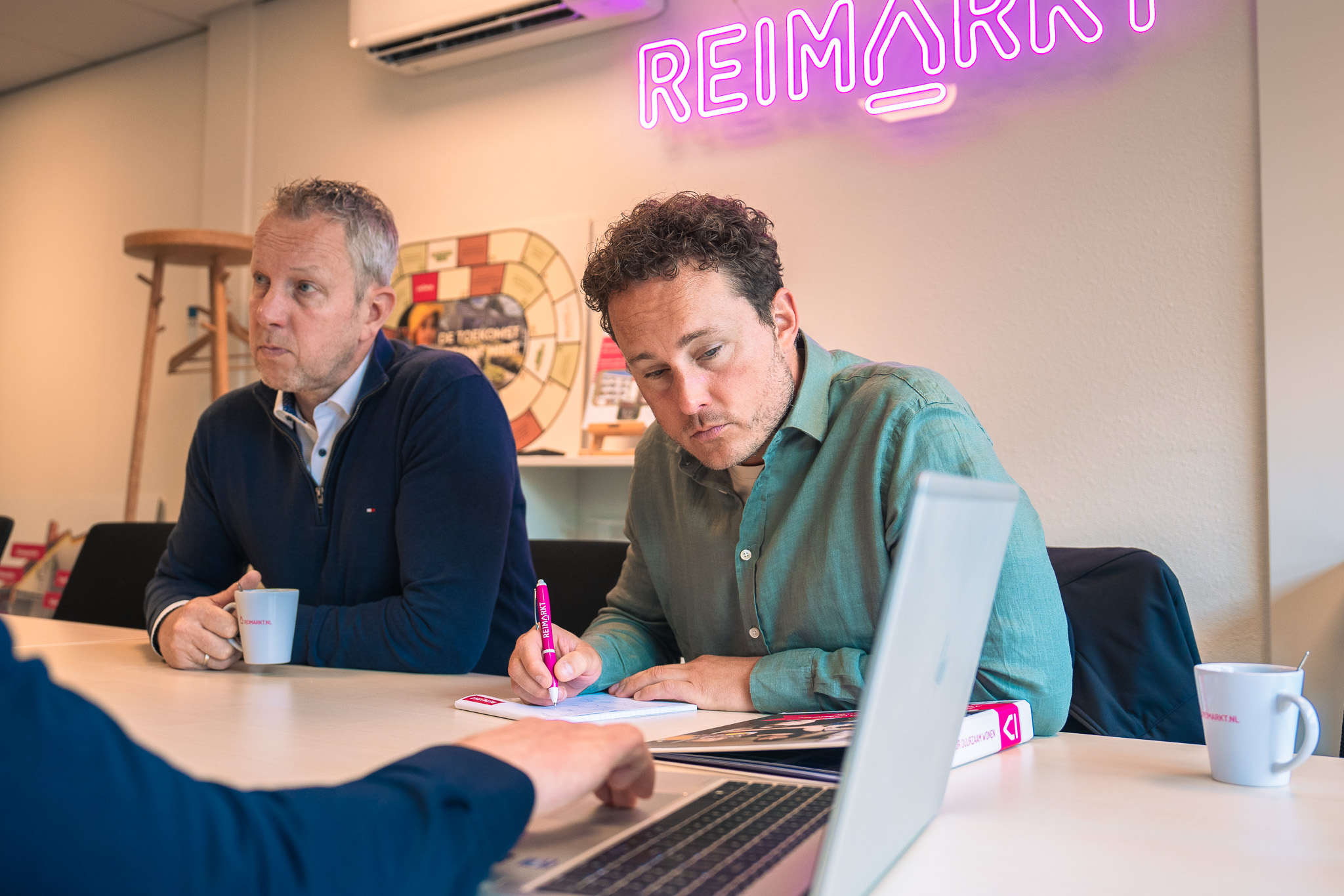 man geconcentreerd aan het werk kijkend naar een laptop