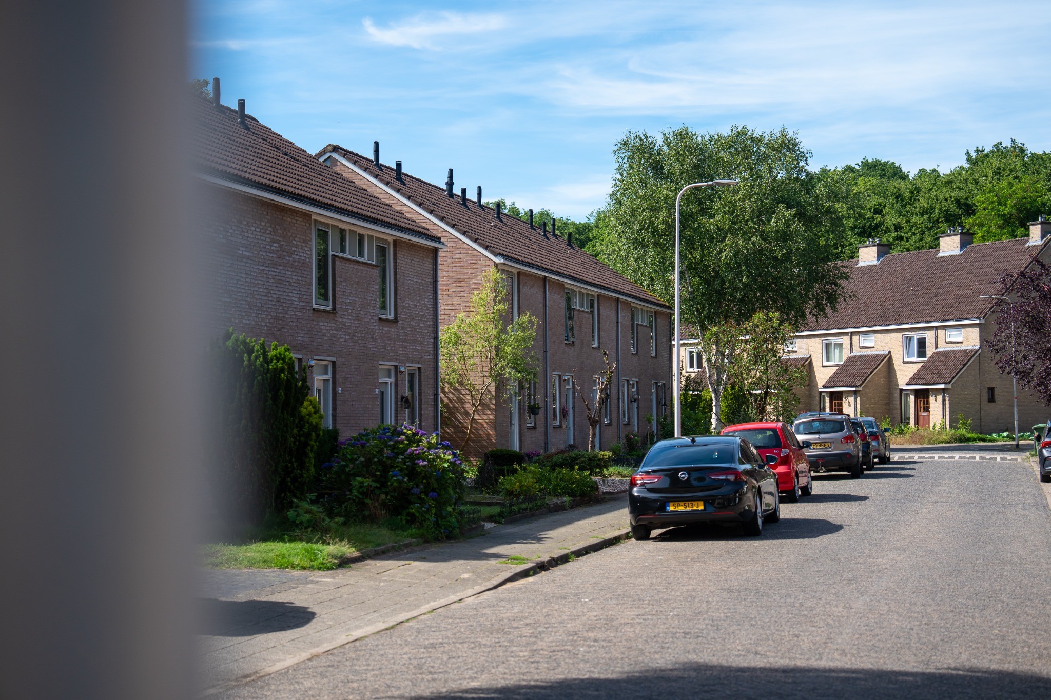 sfeerfoto van een rijtjeshuis in een straat