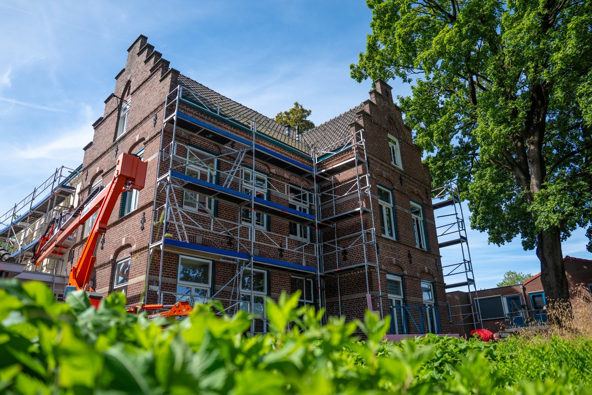 monumentaal pand met steigers