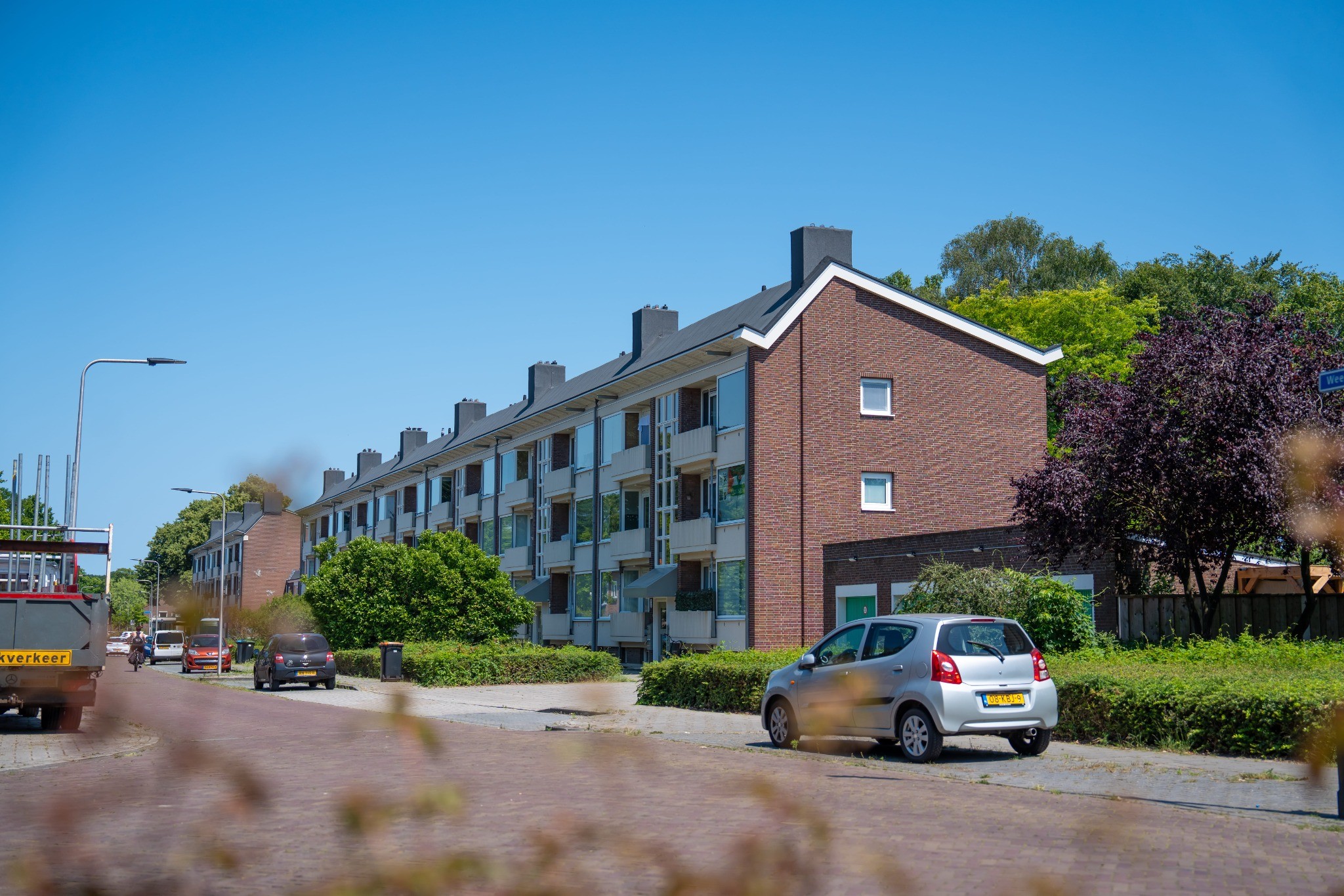 sfeerafbeelding van een straat met blauwe licht en een appartementencomplex