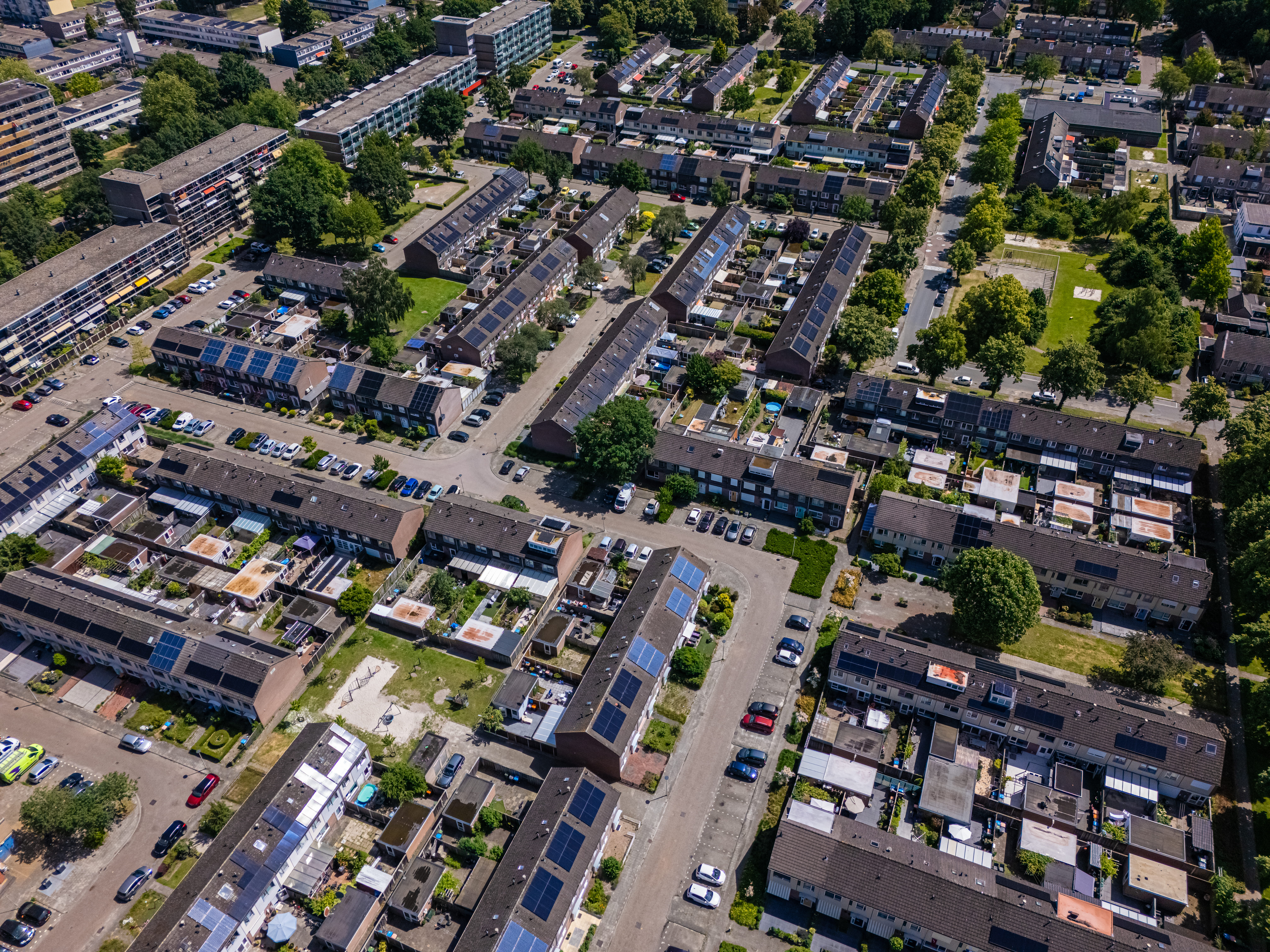 drone shot van een wijk in wesselerbrink zuid in enschede