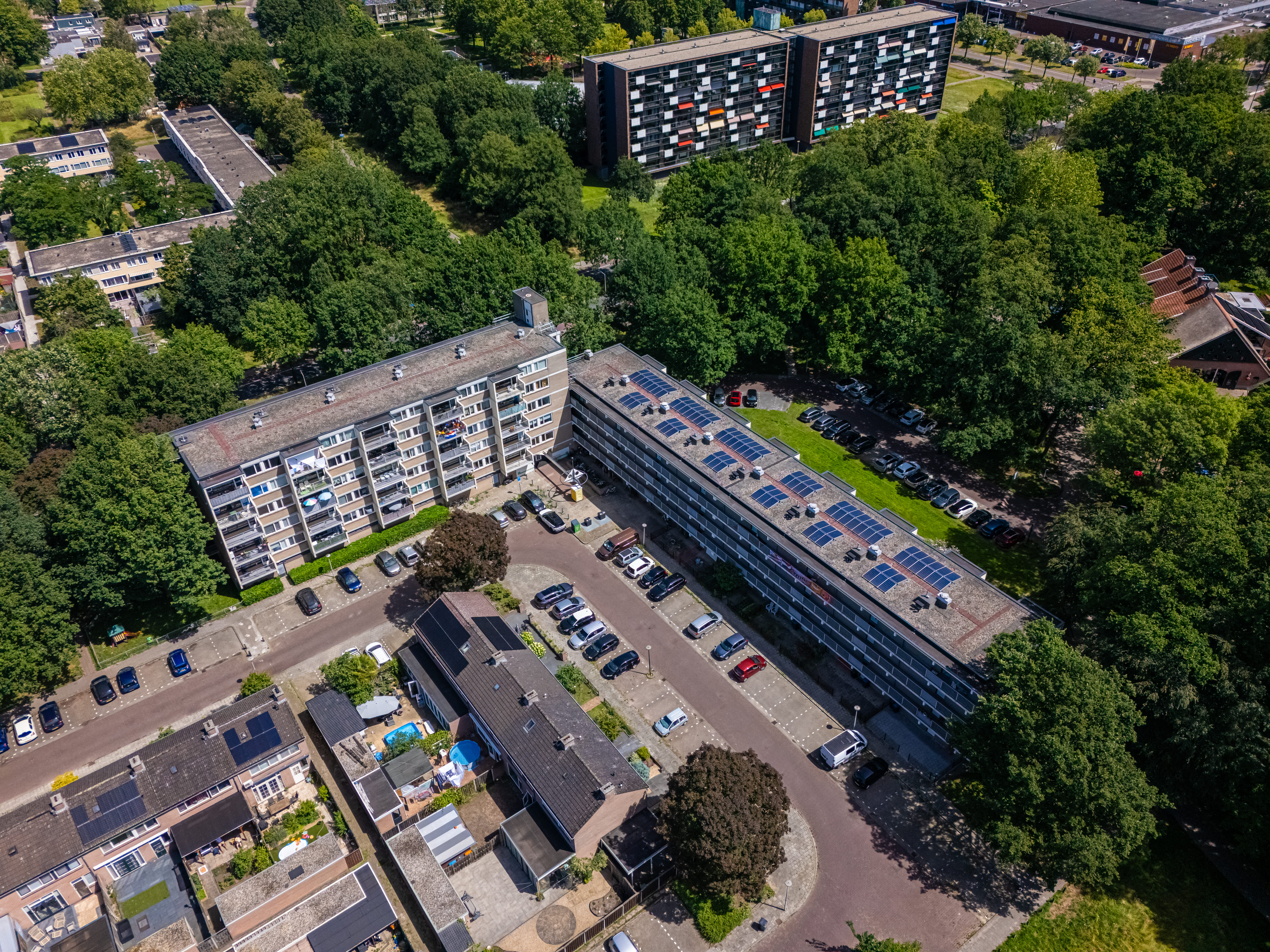 droneshot van een appartementencomplex in enschede