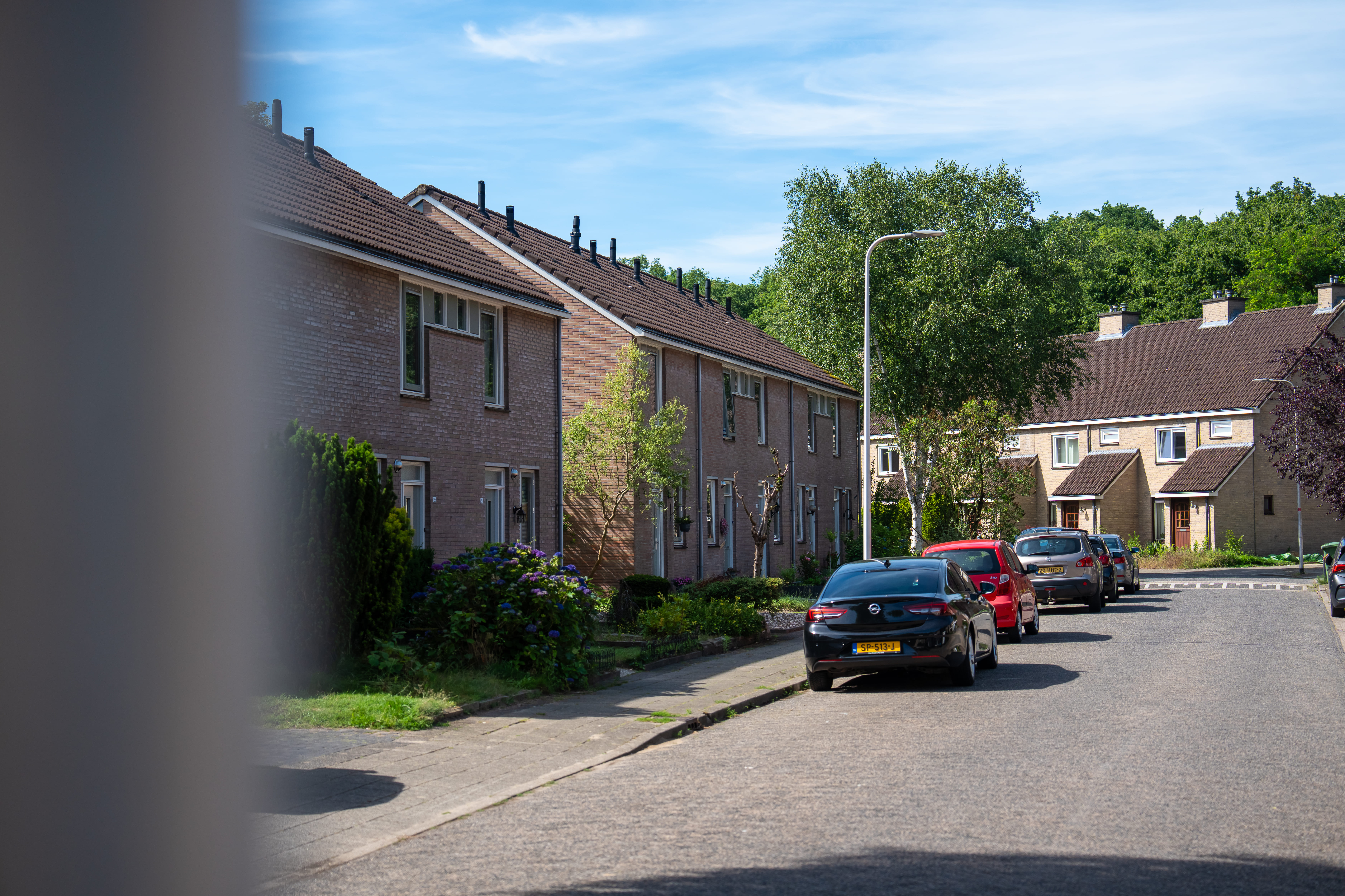sfeerfoto van een rijtjeshuis in een straat