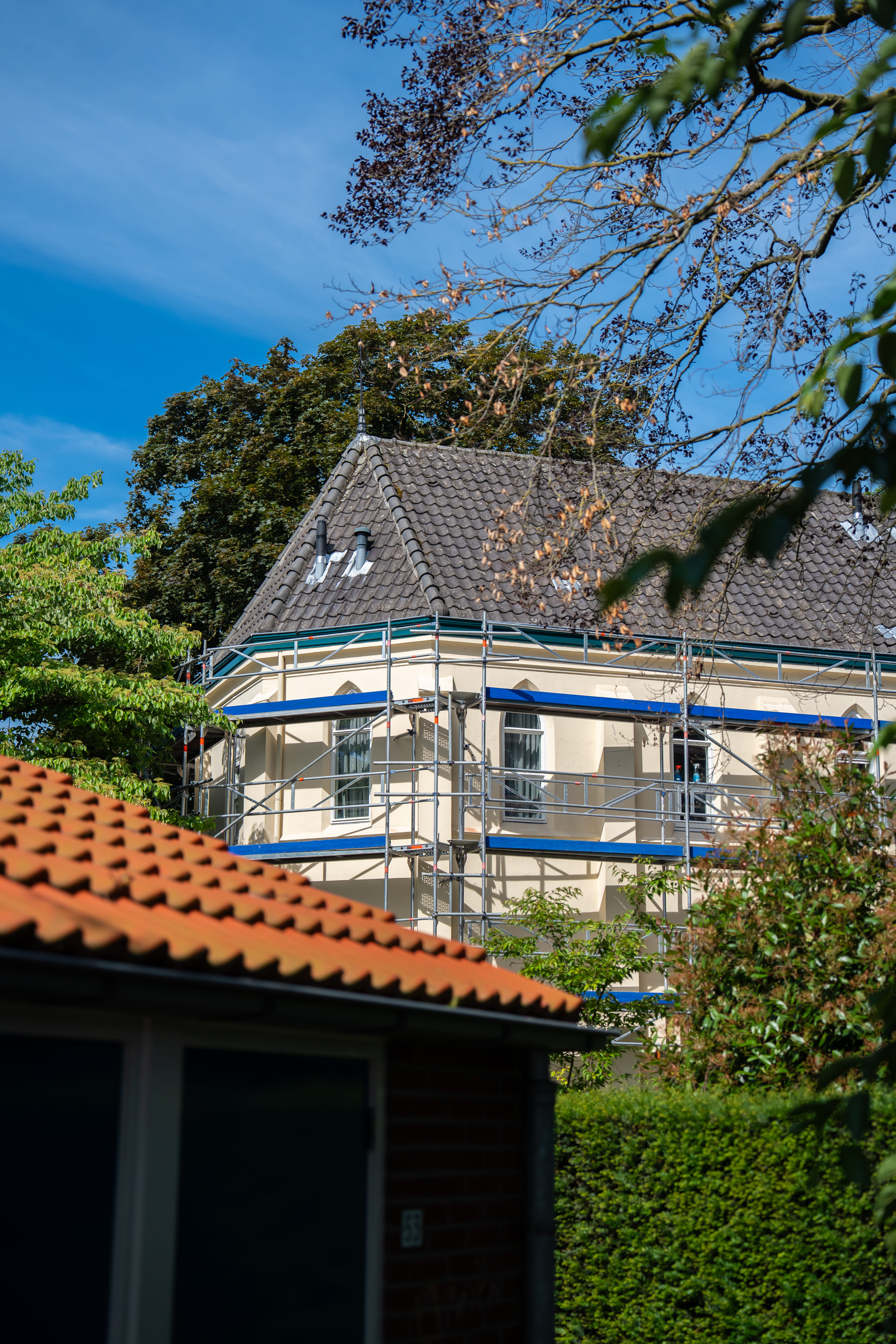 monumentaal pand met steigers