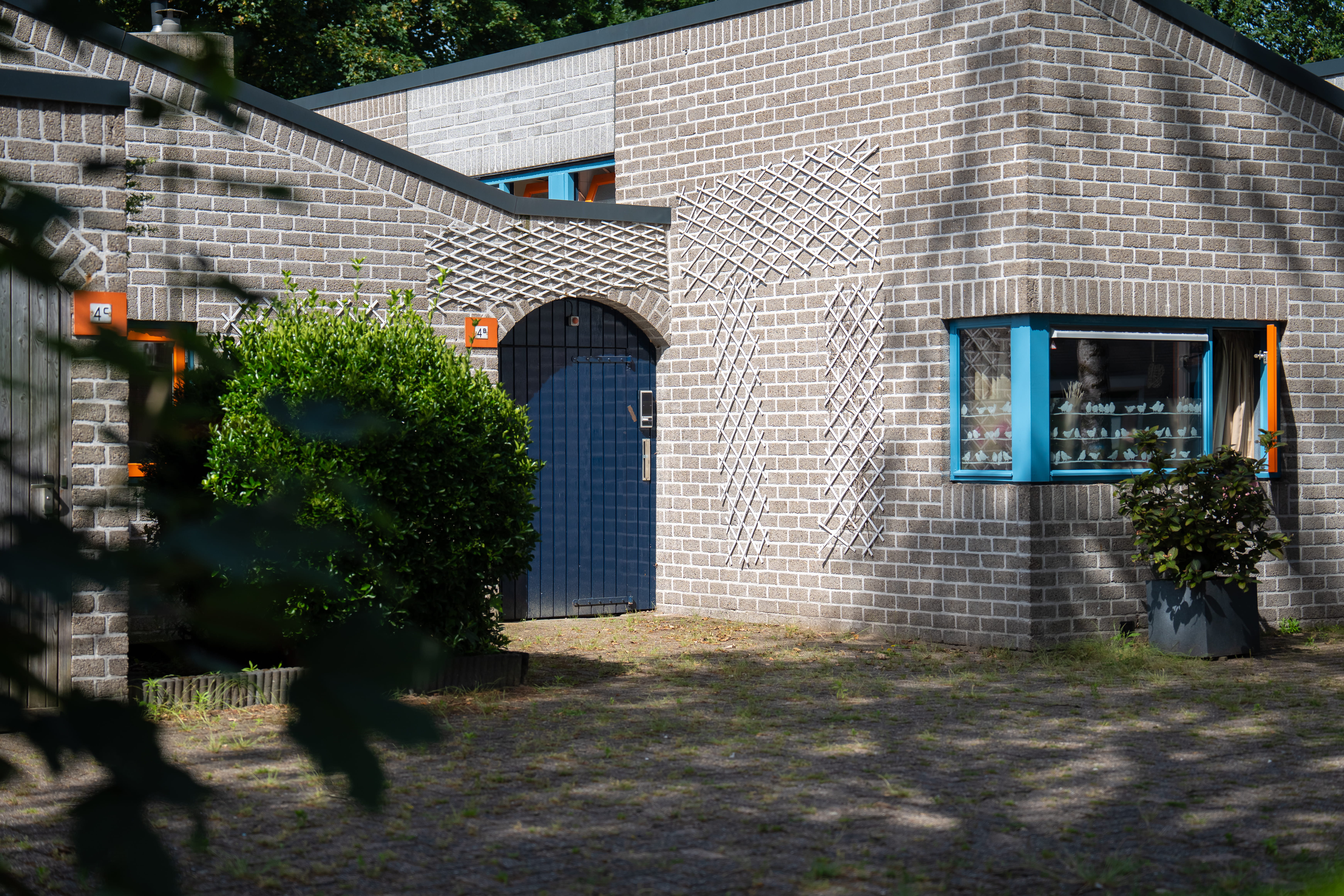 sfeerafbeelding van een huis met blauwe deur en kozijn