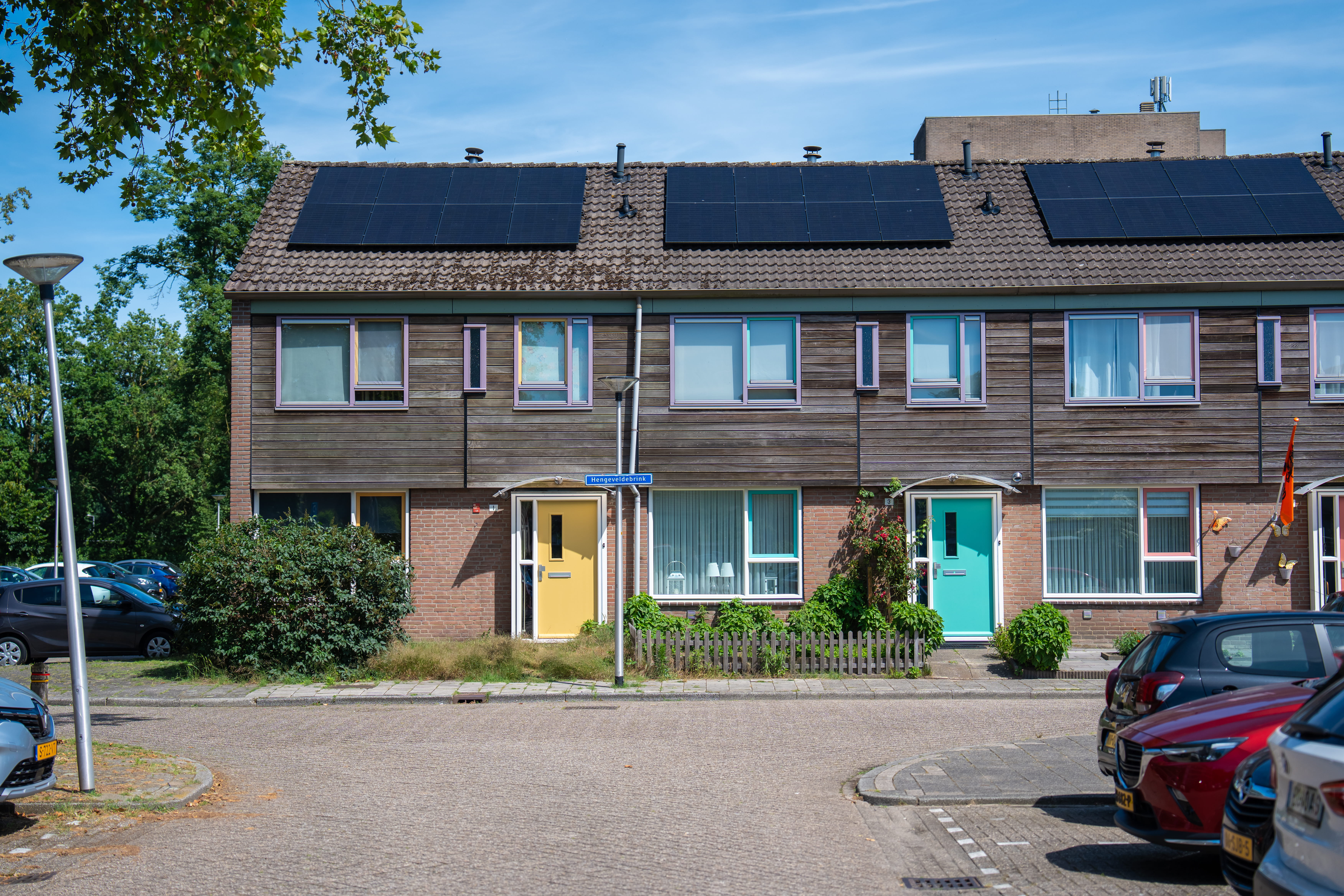 sfeerfoto van een blok rijtjeshuizen met gekleurde deuren