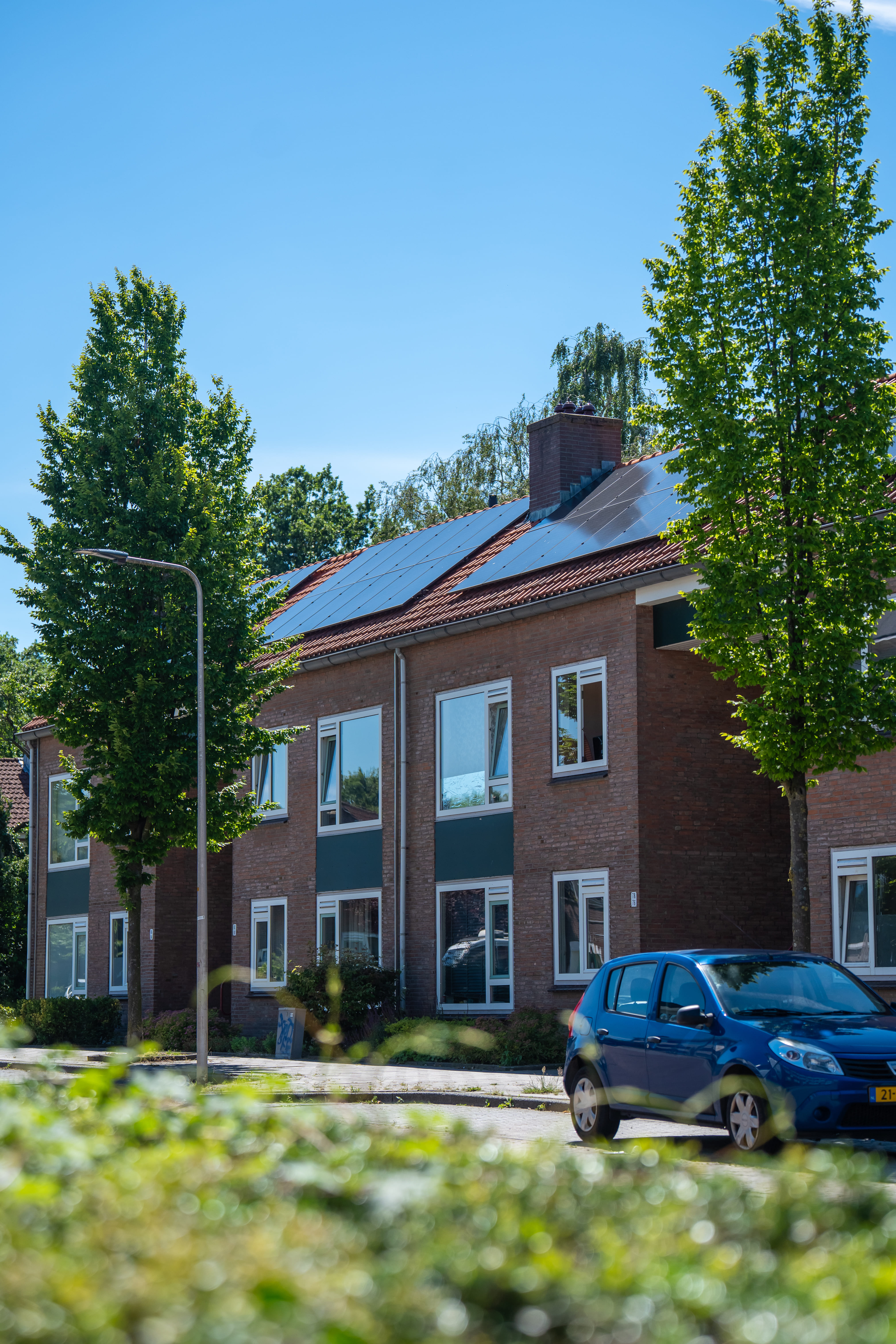sfeerafbeelding van een straat met blauwe licht en een appartementencomplex