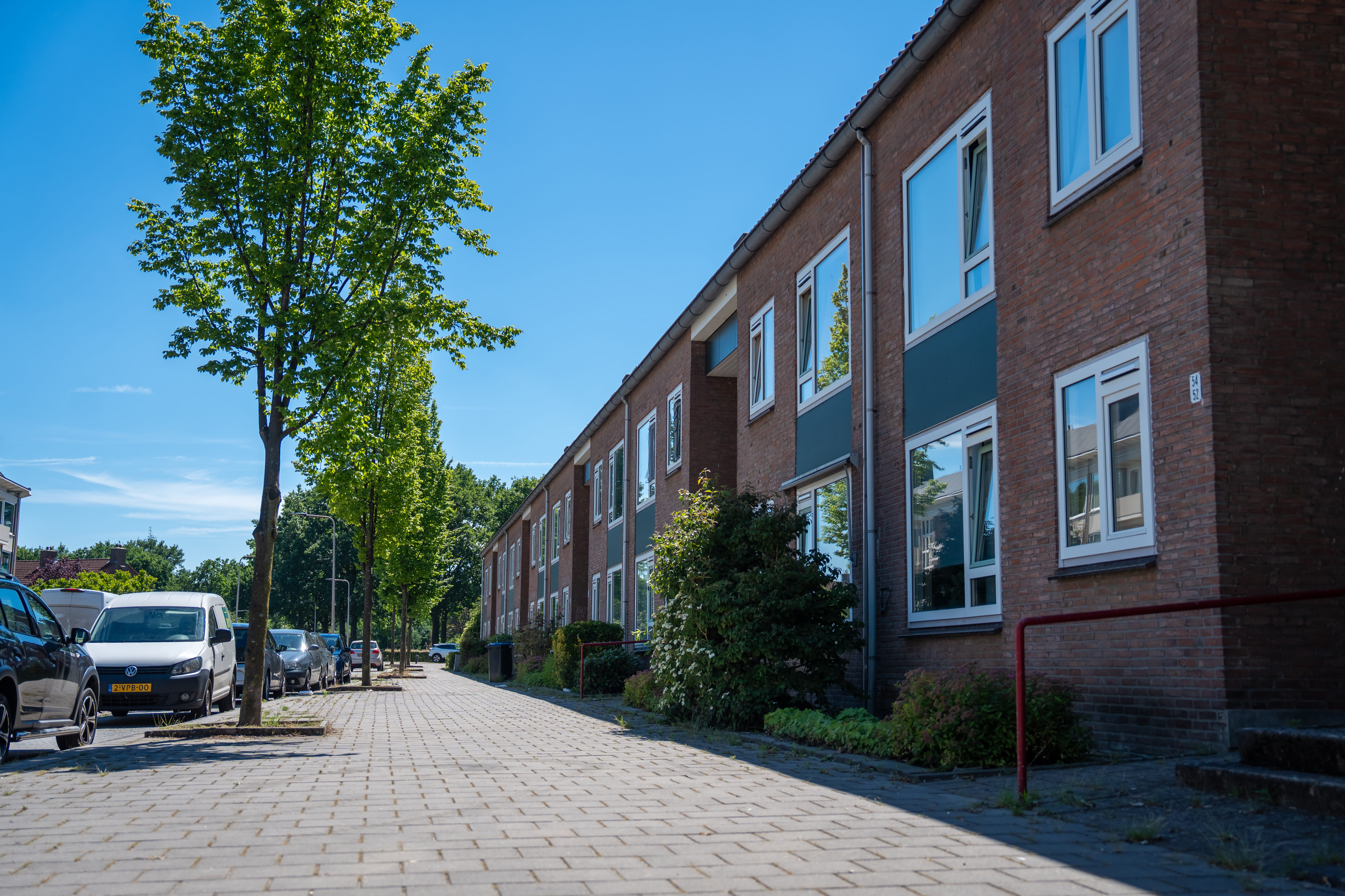 sfeerafbeelding van een straat met blauwe licht en een appartementencomplex