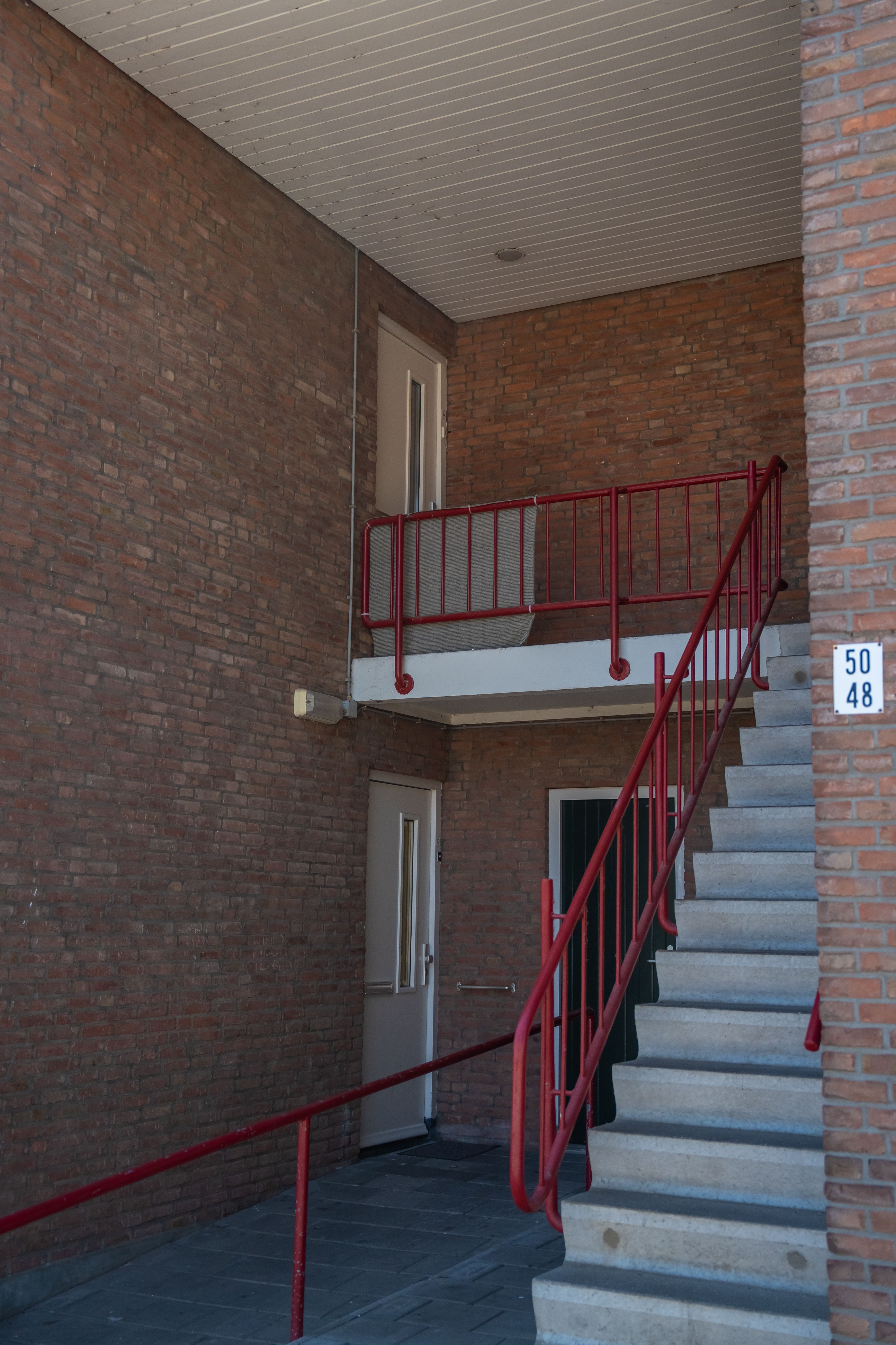 sfeerbeeld van het trappenhuis van een appartementencomplex