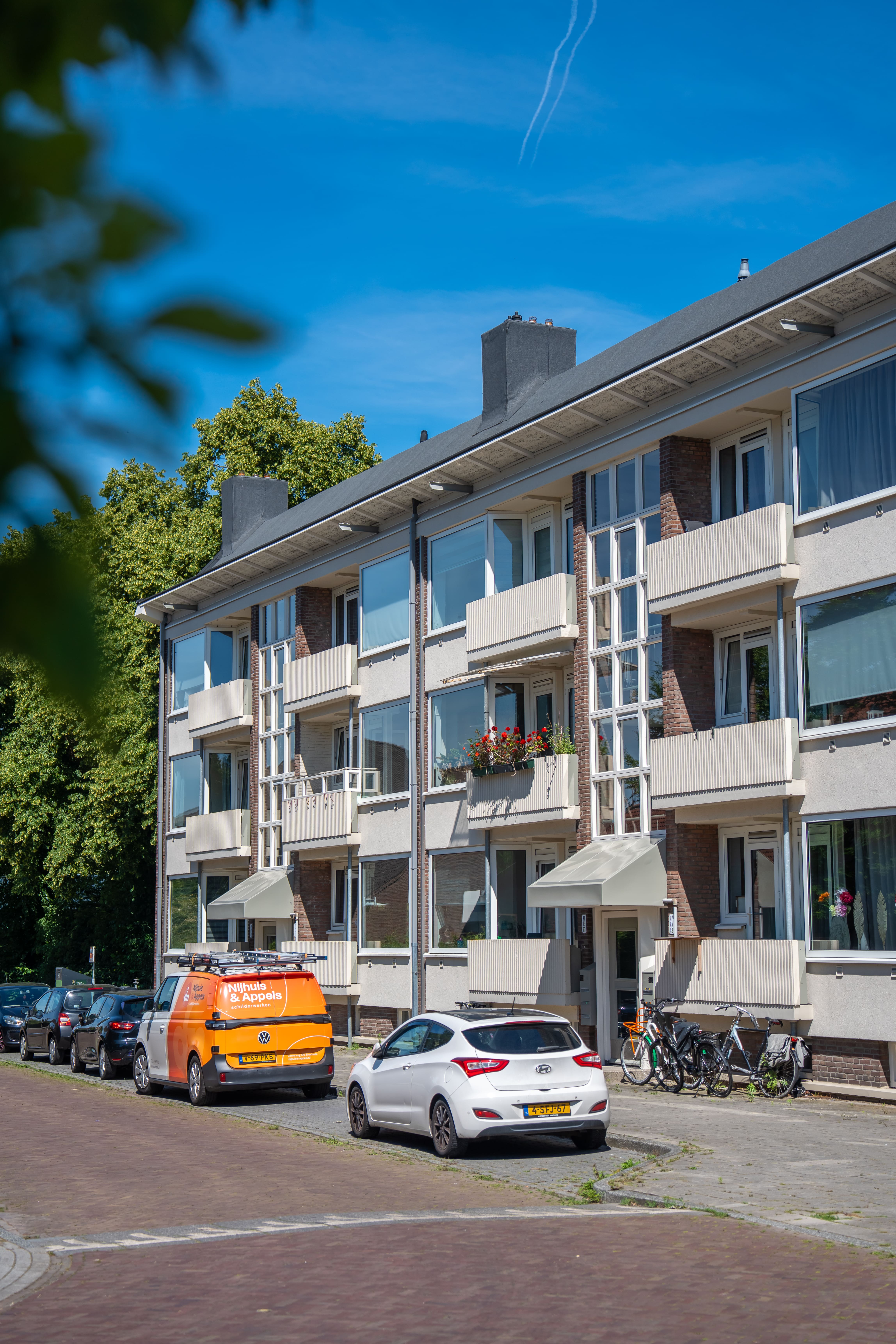 sfeerafbeelding van een straat met blauwe licht en een appartementencomplex