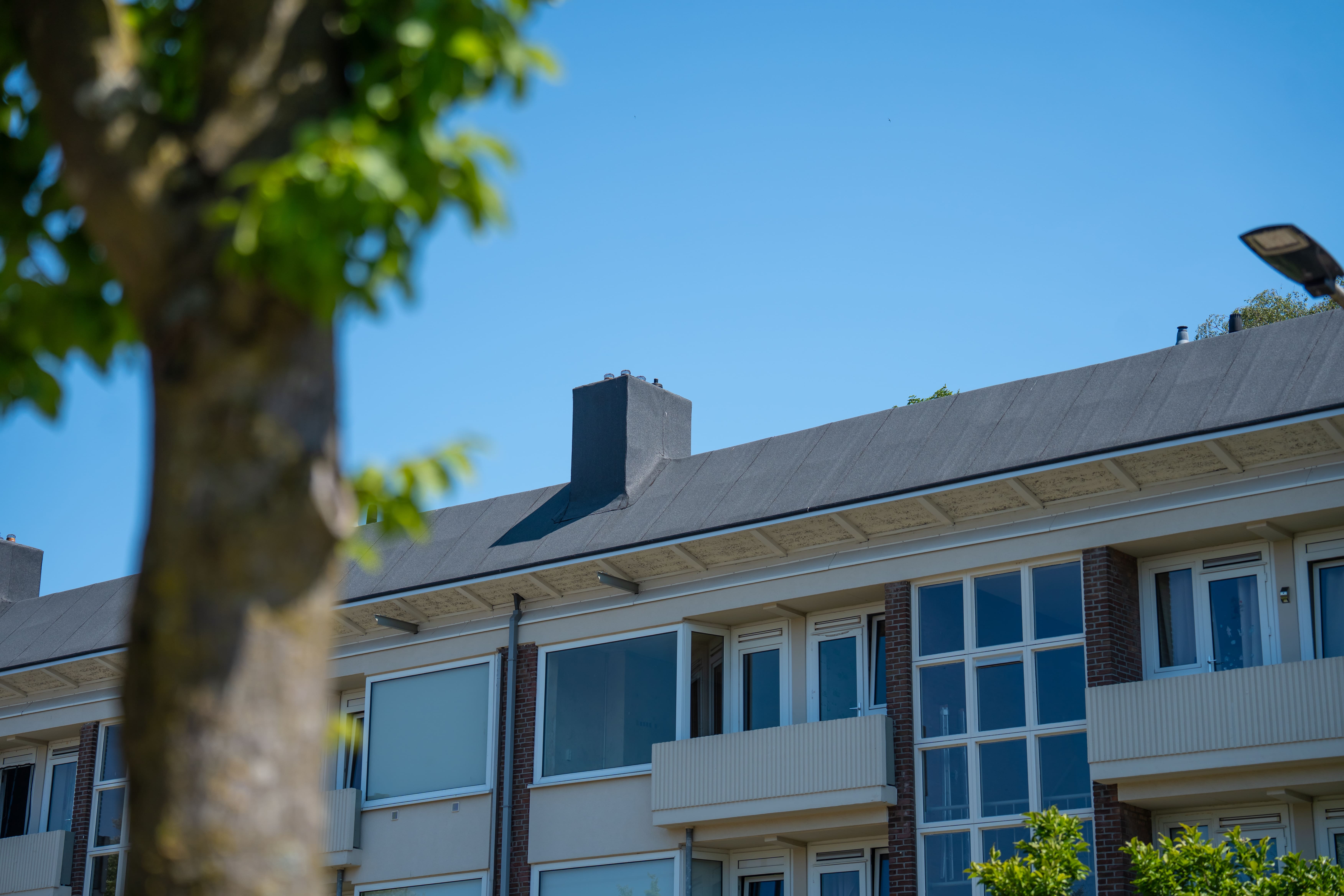 close-up van een schoorsteen op een appartementencomplex